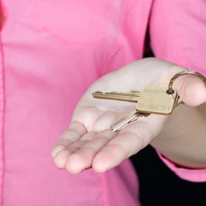 Bij een huizenverkoop kun je niet alleen je huissleutels, maar ook je hypotheek doorgeven. Met een doorgeefhypotheek kun je jouw lage rente bij verkoop van je huis doorgeven aan een ander. © Tumisu / Pixabay