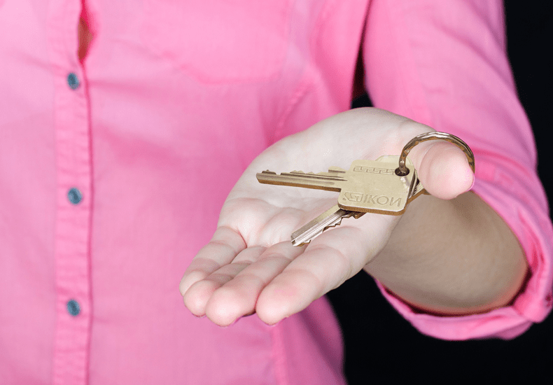 Bij een huizenverkoop kun je niet alleen je huissleutels, maar ook je hypotheek doorgeven. Met een doorgeefhypotheek kun je jouw lage rente bij verkoop van je huis doorgeven aan een ander. © Tumisu / Pixabay